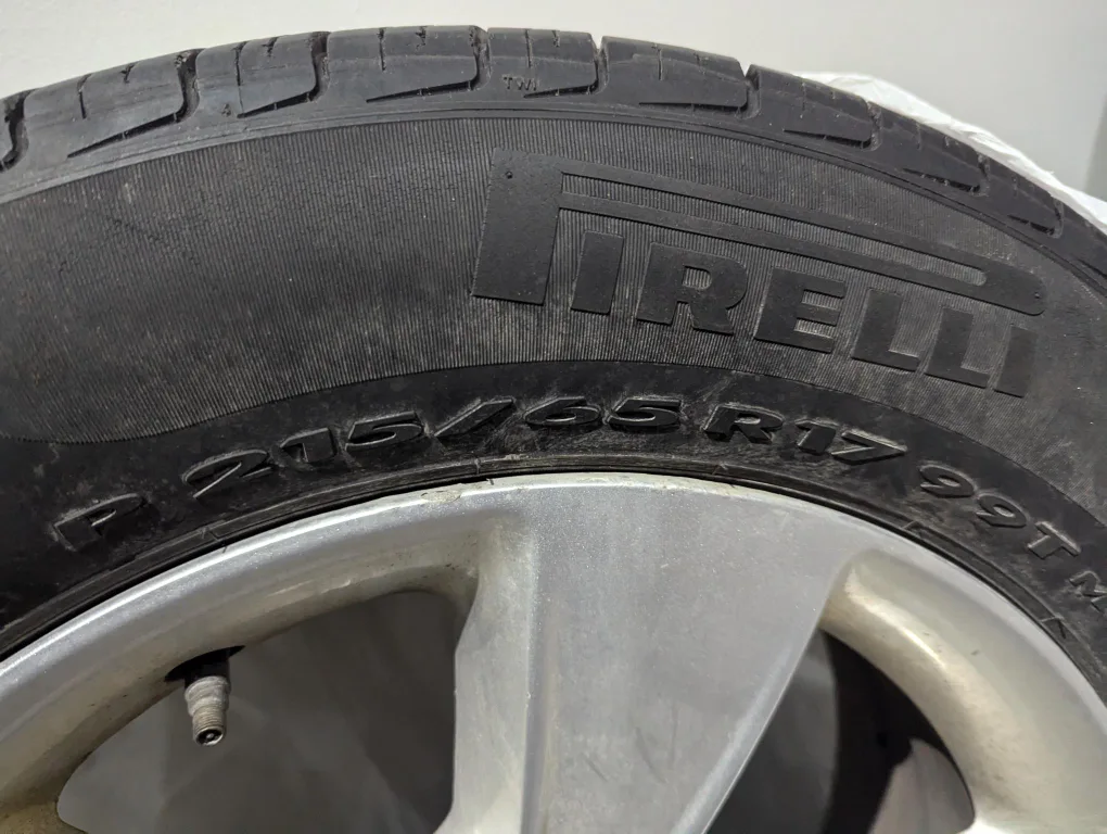 Pirelli P215/65R/17 Tires image indicator(3)