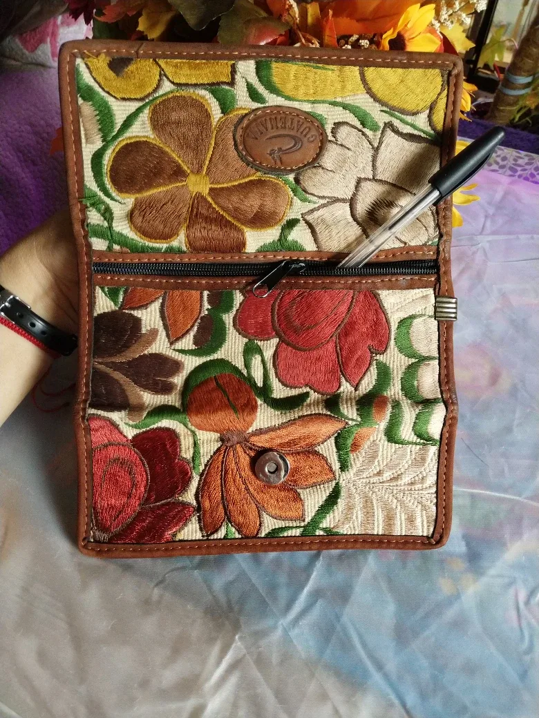 🎃🍁 #freecycle ~ Embroidered Leather Wallet image indicator(7)