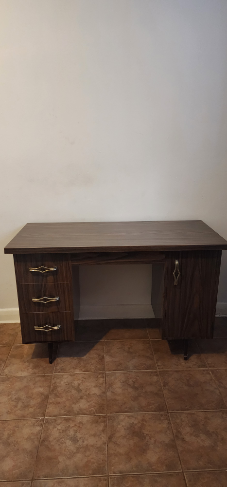 Desk - photo 2
