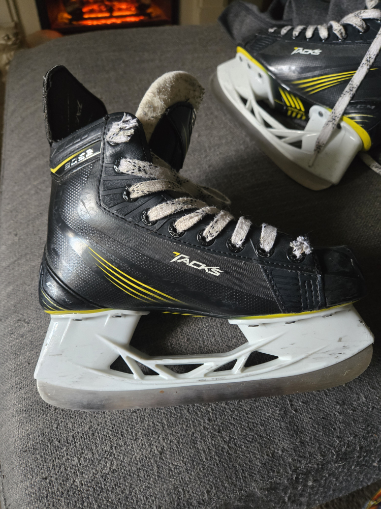 Junior Size 3 CCM Tacks 3052 Hockey Skates - photo 2