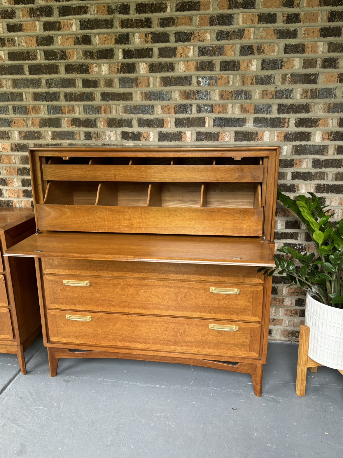 Mid Century Modern Dresser - photo 3