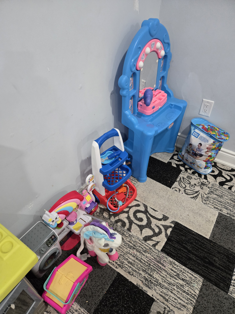 Kids Play Kitchen, Dress Up Set, Play Food & More free - photo 2