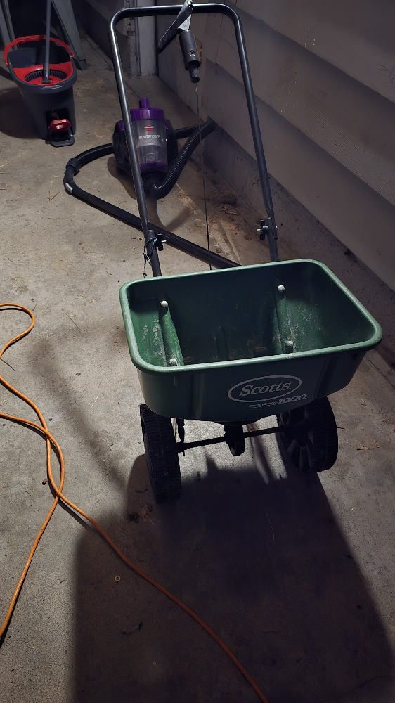 Scotts Model 1000 Salt Lawn Spreader