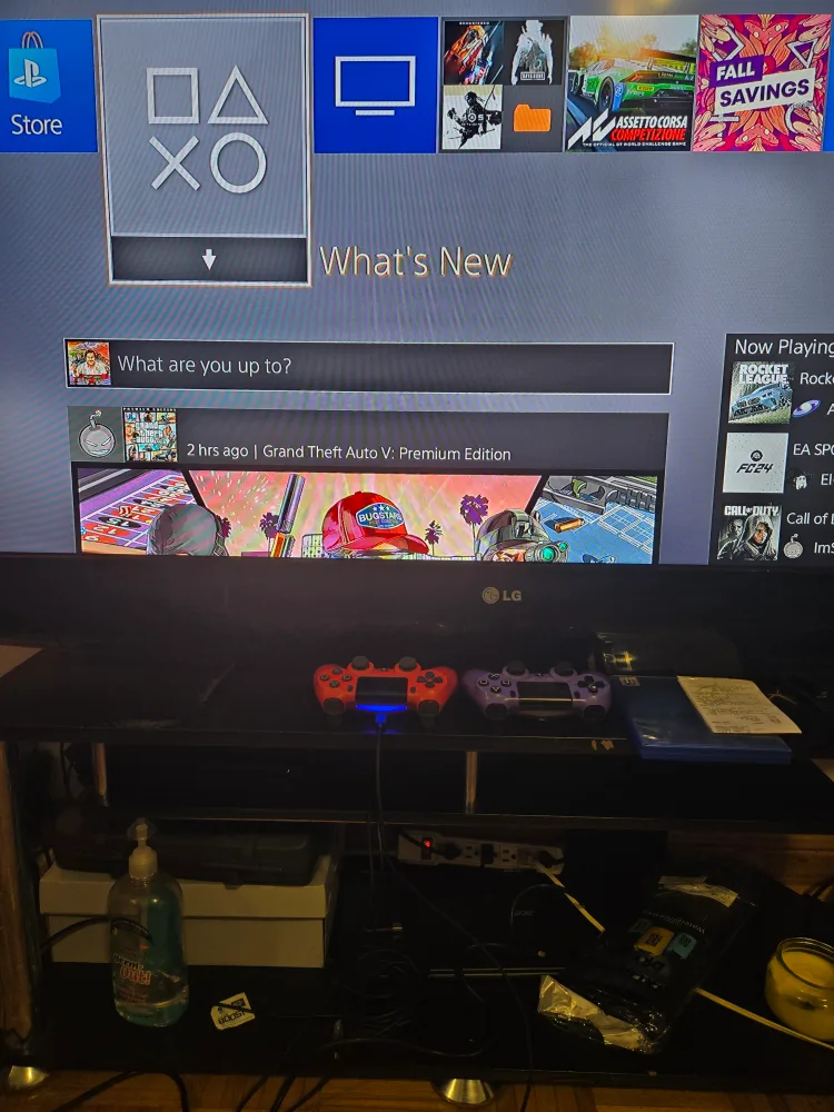 PlayStation 4 slim 1tb 2 controlers 1 game