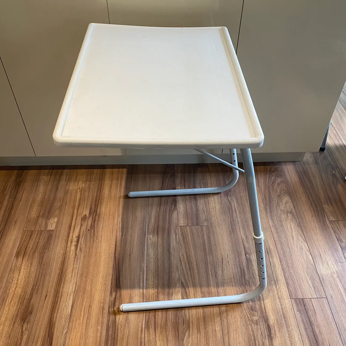 White Adjustable Lap Desk image indicator(2)