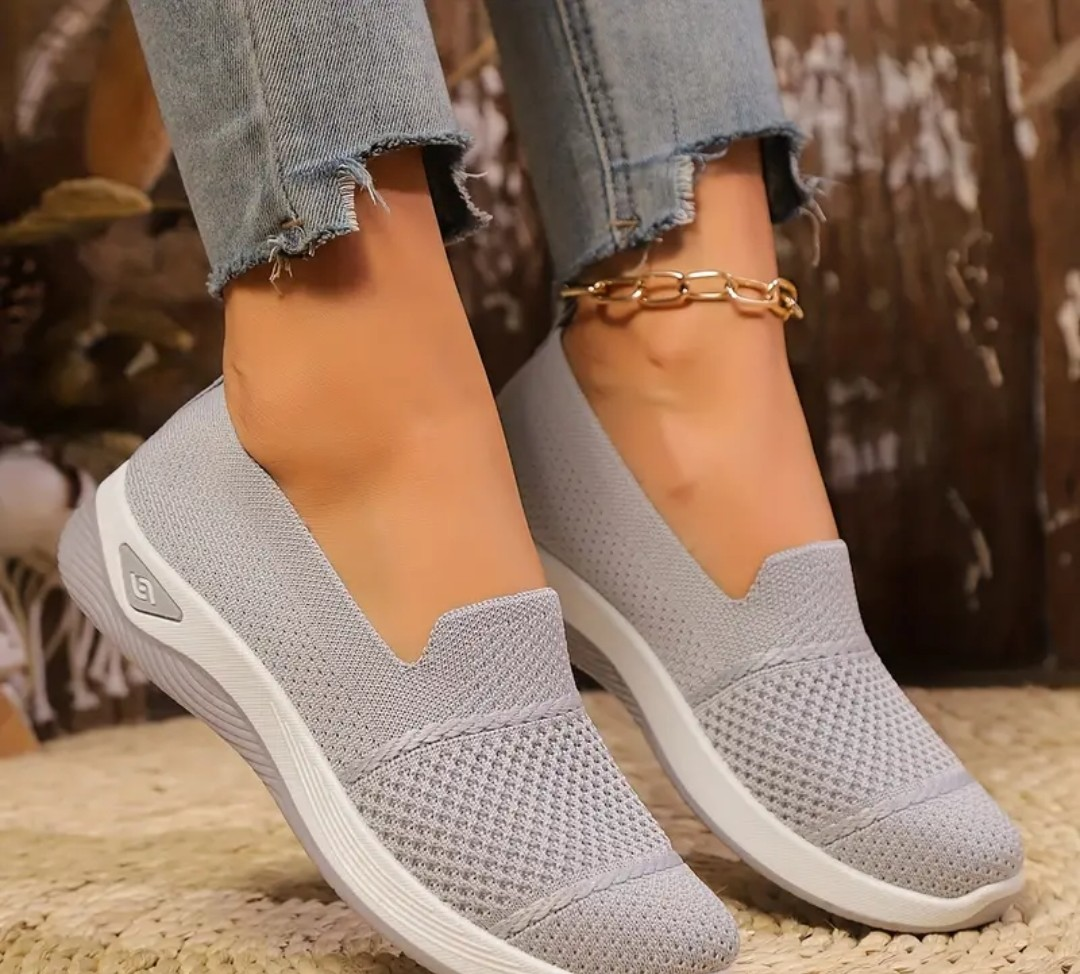 Women's casual slip-on sneakers (Brand New-Never used)