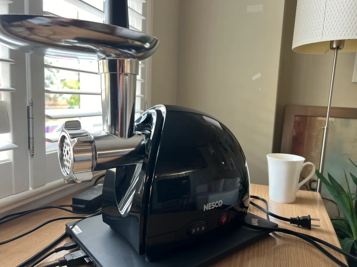 Nesco 500W Electric Meat Grinder Sausage Maker image indicator(2)