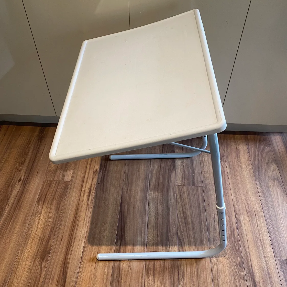 White Adjustable Lap Desk image indicator(3)