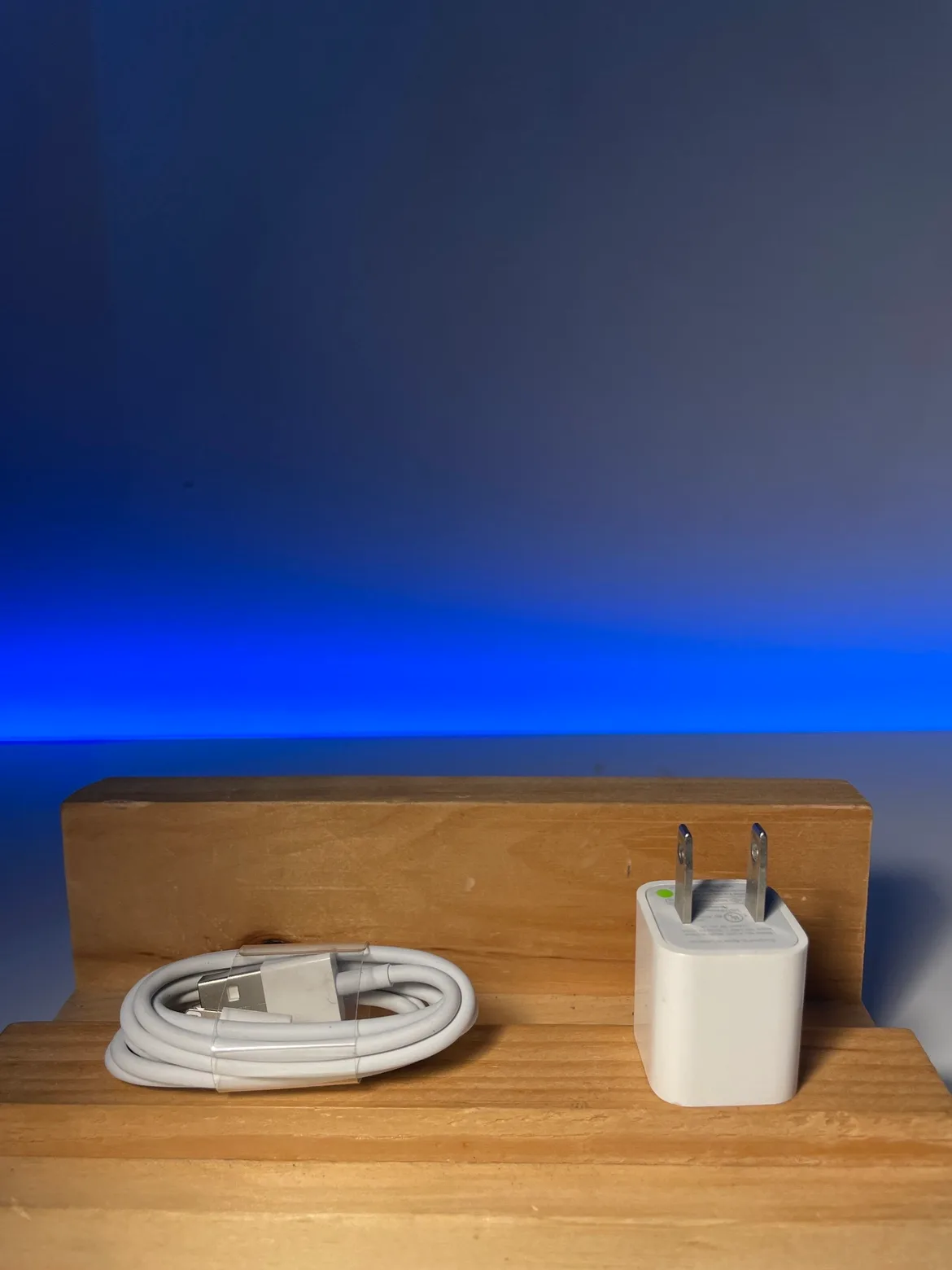 iPhone 7 Black 128GB + charger and case image indicator(5)