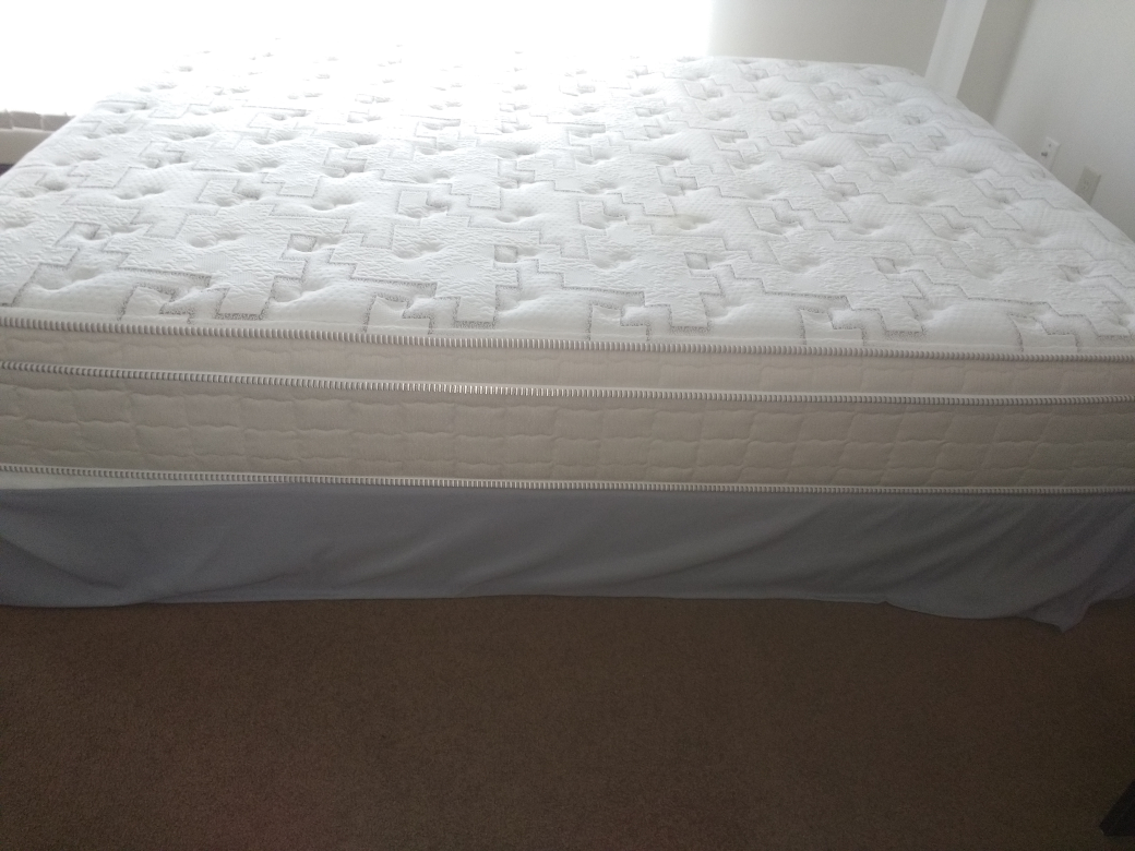 Serta perfect sleeper queen-size mattress (as good as new)