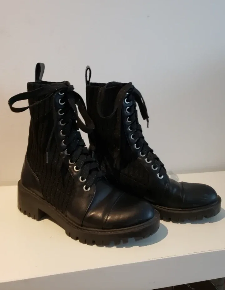 Black Boots image indicator(2)