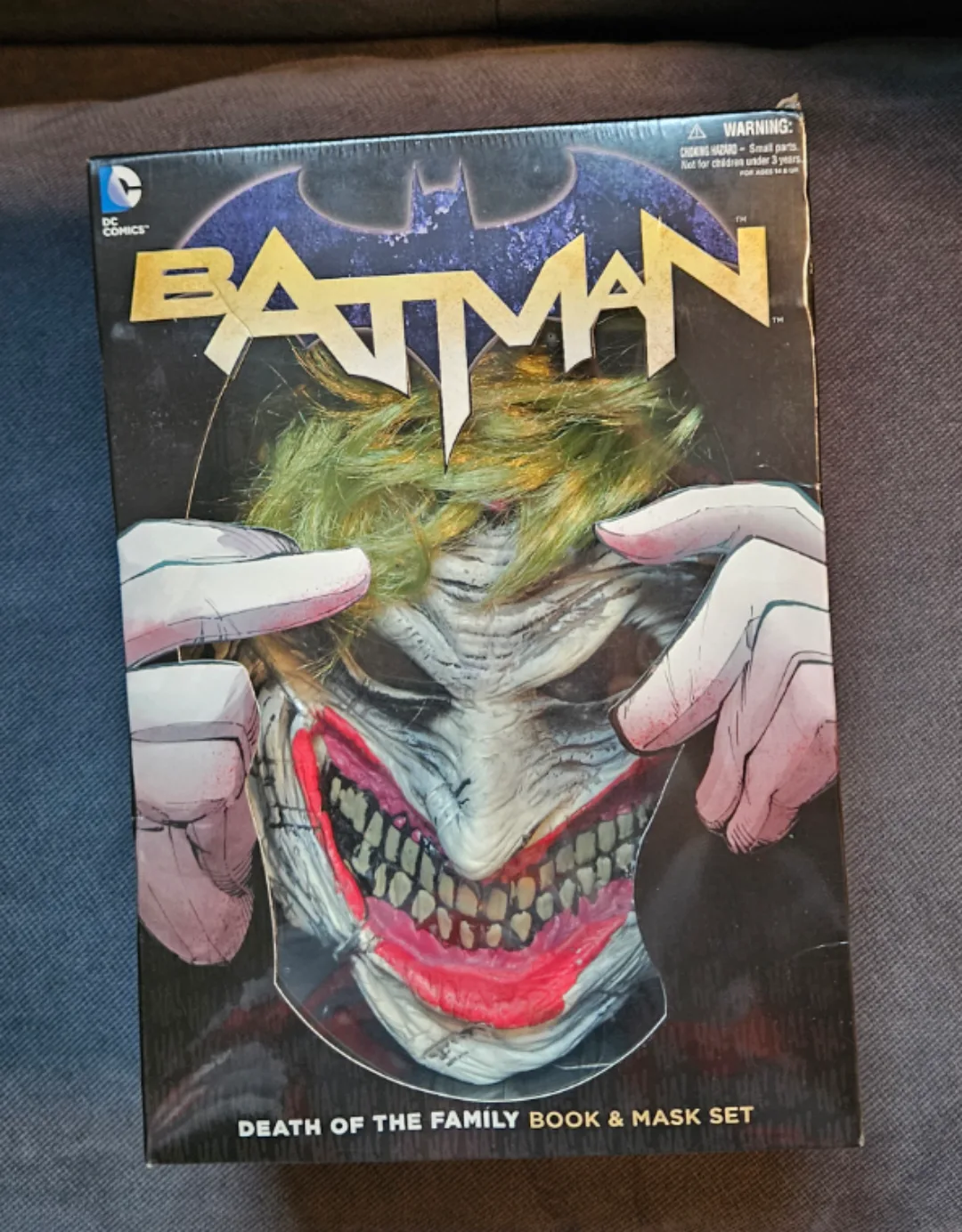 Batman: Death Of The Family Book And Joker Mask Set thumbnail