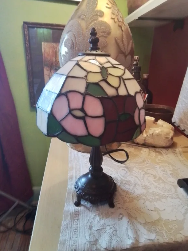 Tiffany type lamp with bronze base image indicator(6)