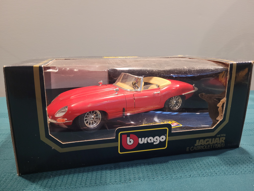 Bburago 1/18 Die-Cast Metal Jaguar E Cabriolet 1961