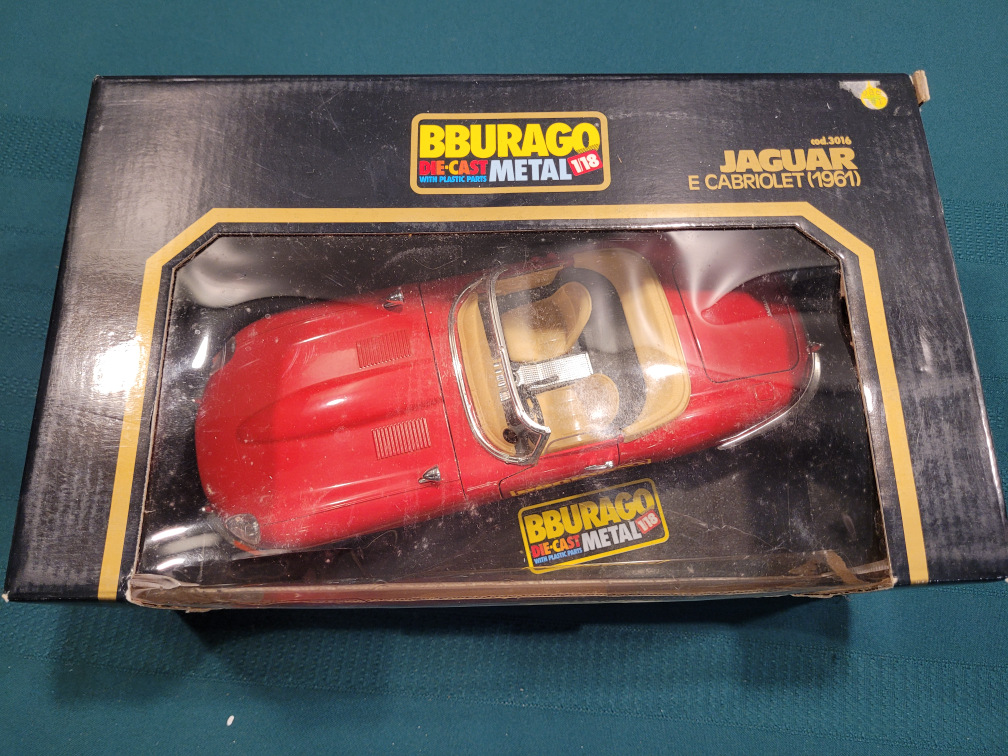 Bburago 1/18 Die-Cast Metal Jaguar E Cabriolet 1961 - photo 2