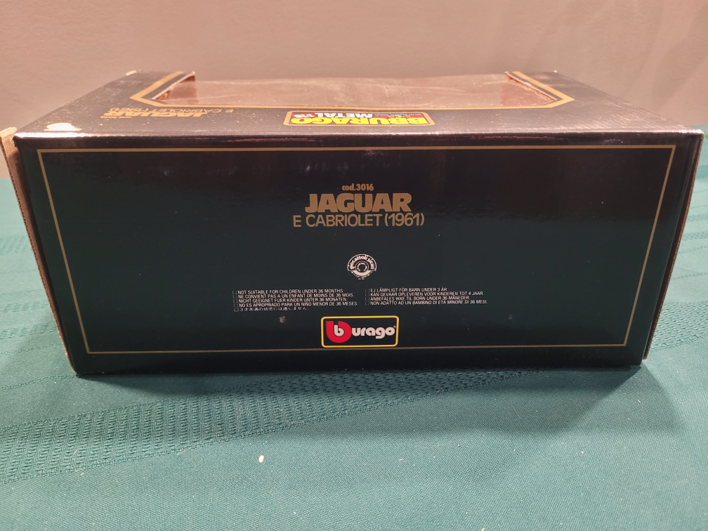Bburago 1/18 Die-Cast Metal Jaguar E Cabriolet 1961 - photo 4