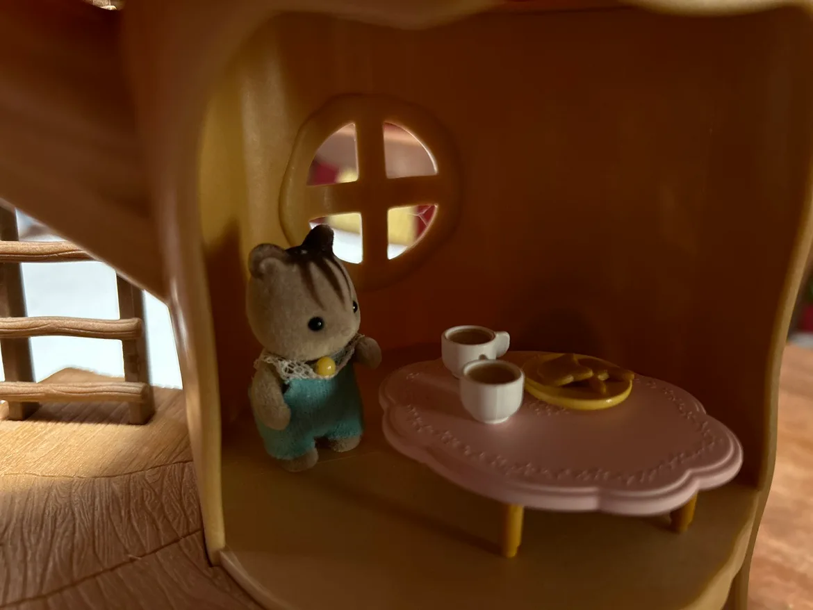 Calico Critters Treehouse Playset with Squirrel Family image indicator(6)