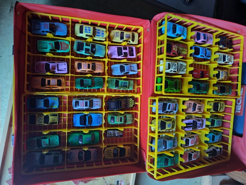 48 piece die cast vehicle set with bonus carry case. - photo 4