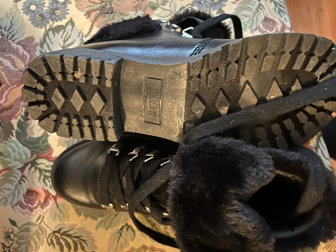 Women's Black Fur Lined Winter Boots image indicator(4)