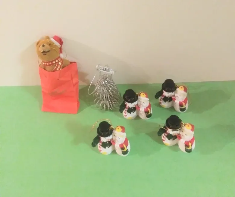 🎄6 Christmas Tree Decorations & Cotton Wool "Snow"🎄 image indicator(2)