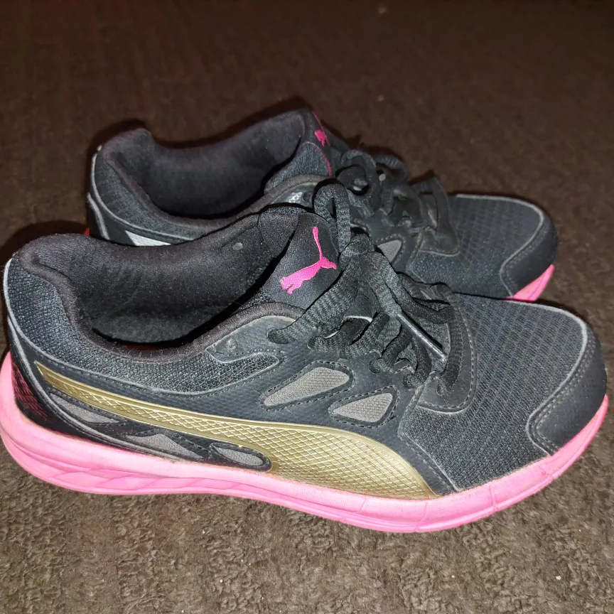 Puma Girl's/Women's Pink & Black Shoes Sneakers Size 5.5 EUC image indicator(2)