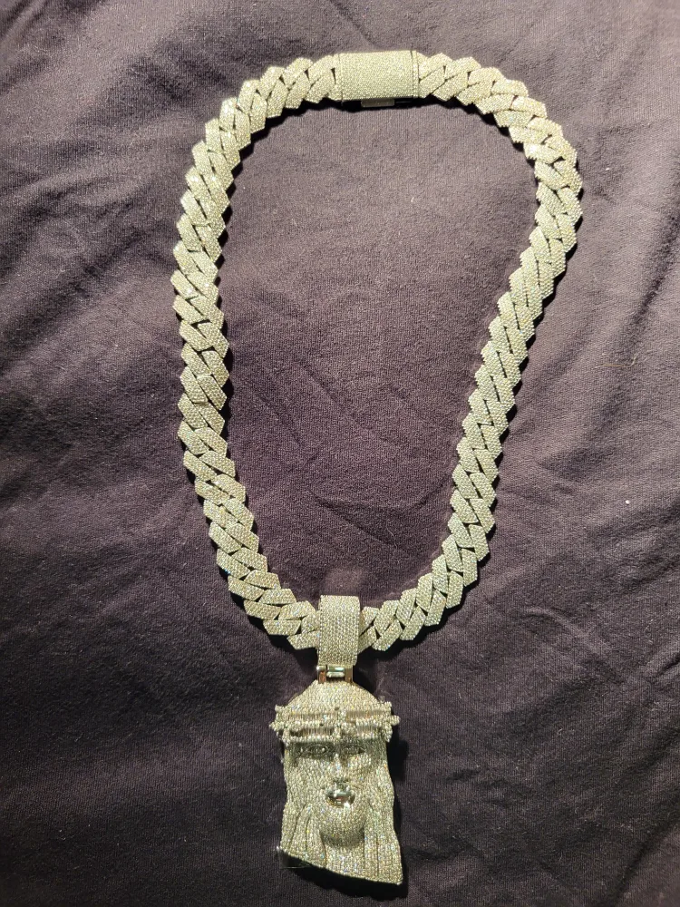 Jesus Piece Cuban Chain Necklace image indicator(2)