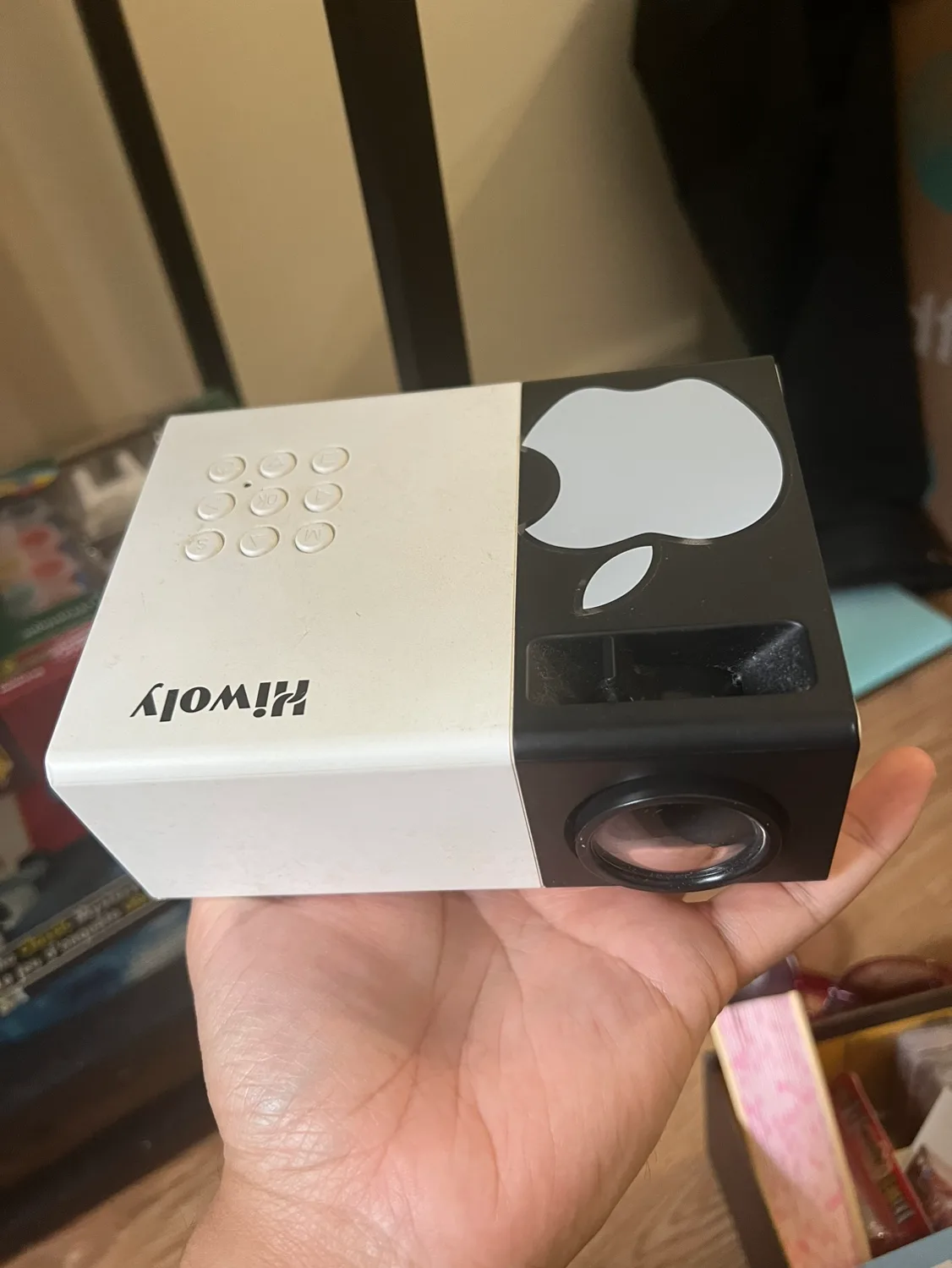 Hiwoiy Mini Projector - with Apple sticker image indicator(2)