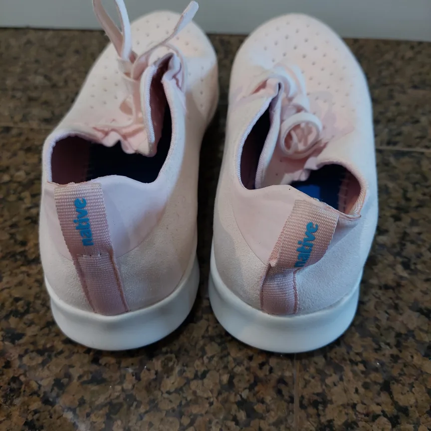 Native Women's Shoes Size 5 US image indicator(6)