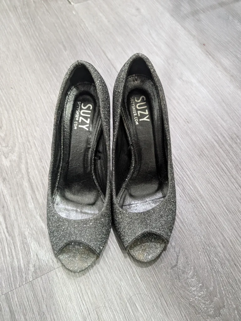 Suzy Shier Silver Glitter Heels - size 7