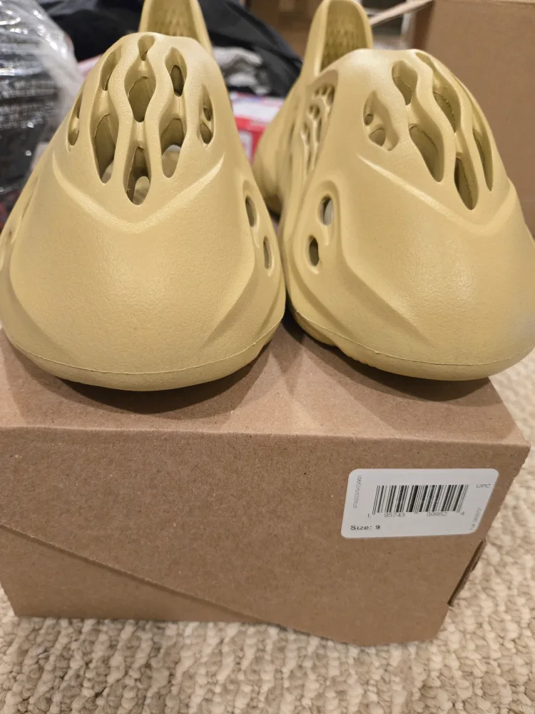Adidas Yeezy Foam Runner Sulfur Size 9 image indicator(2)
