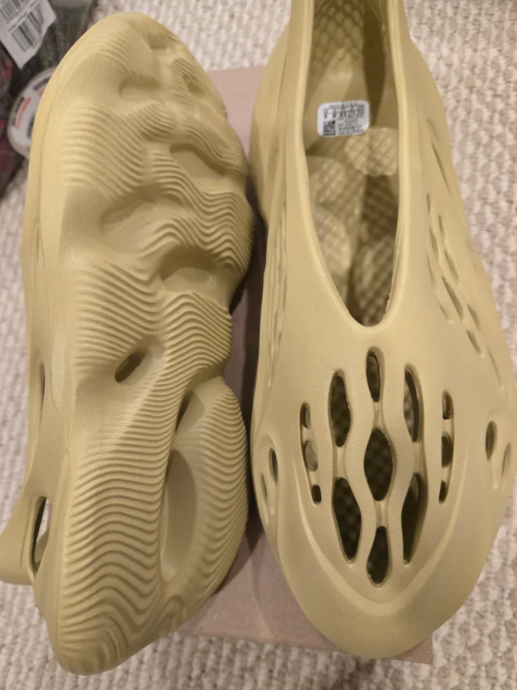 Adidas Yeezy Foam Runner Sulfur Size 9 image indicator(3)