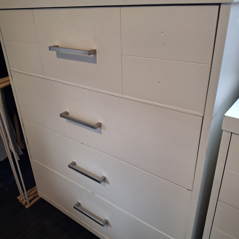 Canadian Made dresser, Solid Wood w. 4 drawers - photo 3