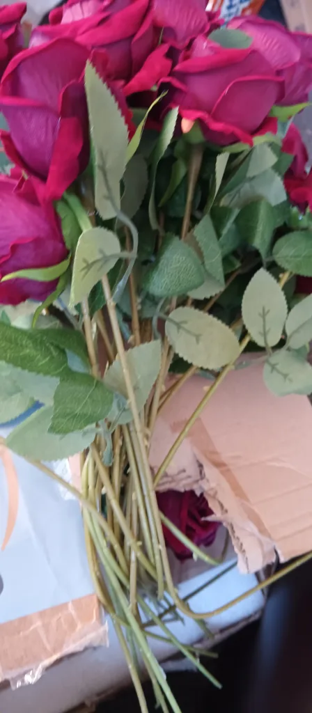 A lot of 100 Artificial Red Roses image indicator(3)