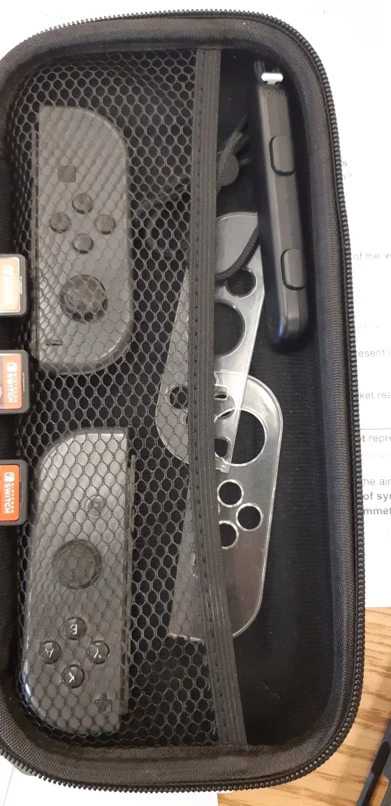 Nintendo switch carrying case with games and more image indicator(2)