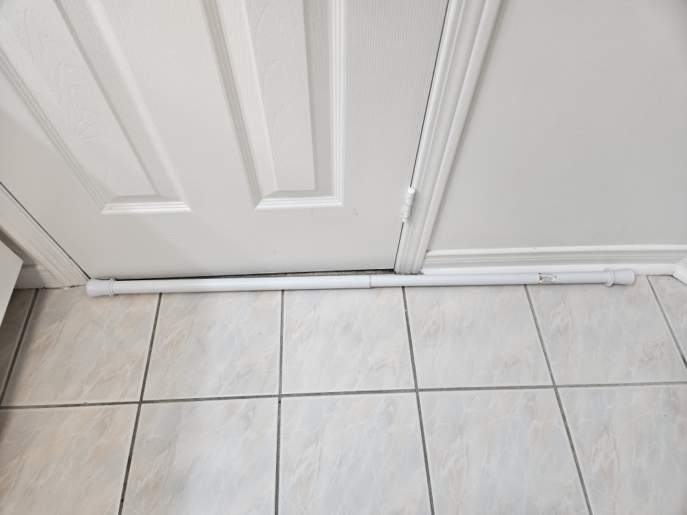 Shower curtain rod and clear liner - photo 2
