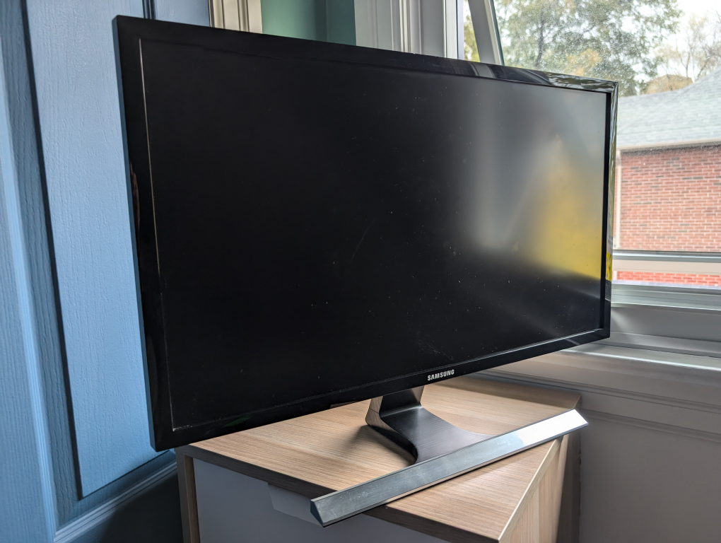 Large Samsung 28" Inch Monitor - photo 2