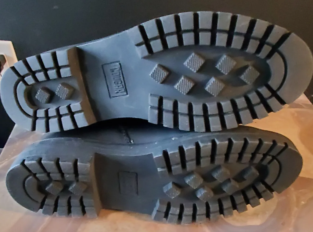 NEW Women's Cougar Black Leather Winter Boots [9, best fit 8] image indicator(3)