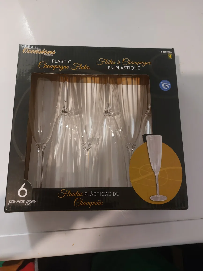 6 Pack of Plastic Champagne Flutes image indicator(2)