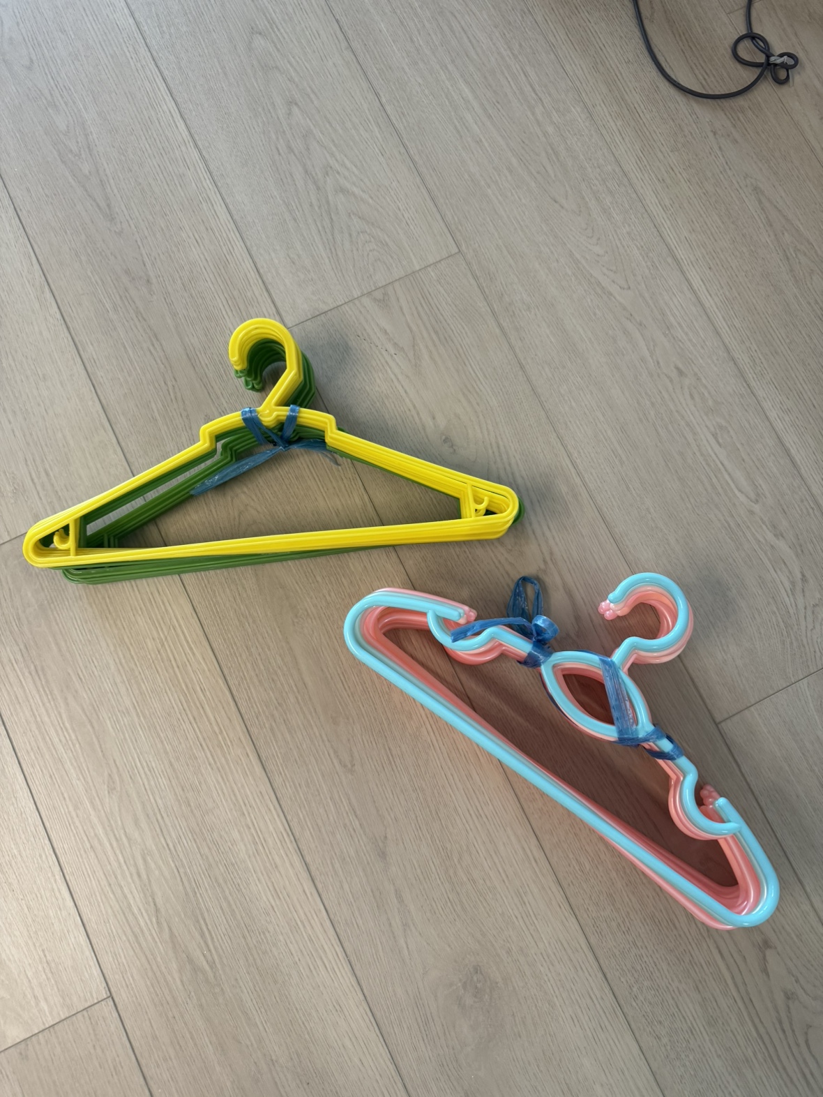 Plastic Hangers in bulk - photo 2