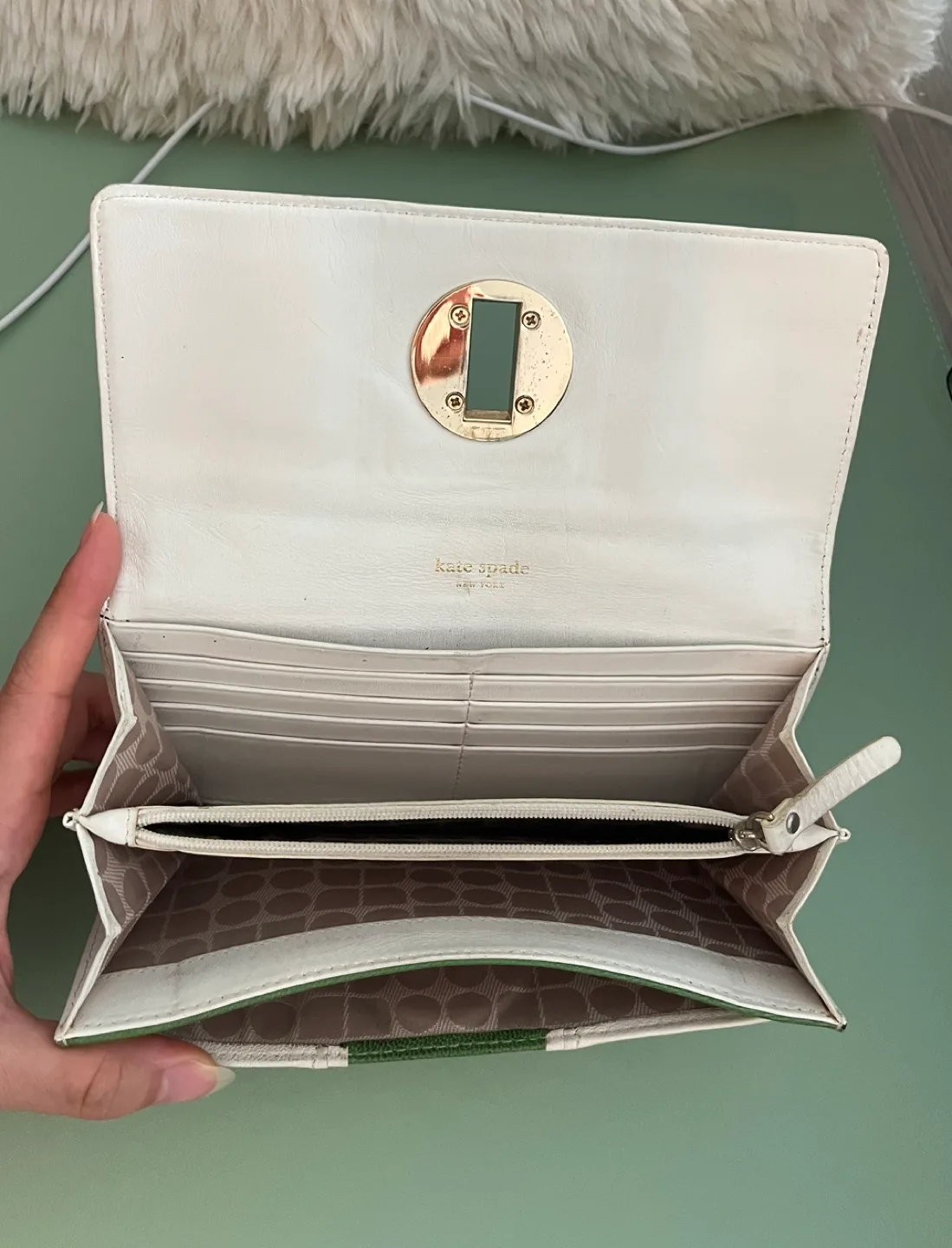 Kate Spade wallet image indicator(3)