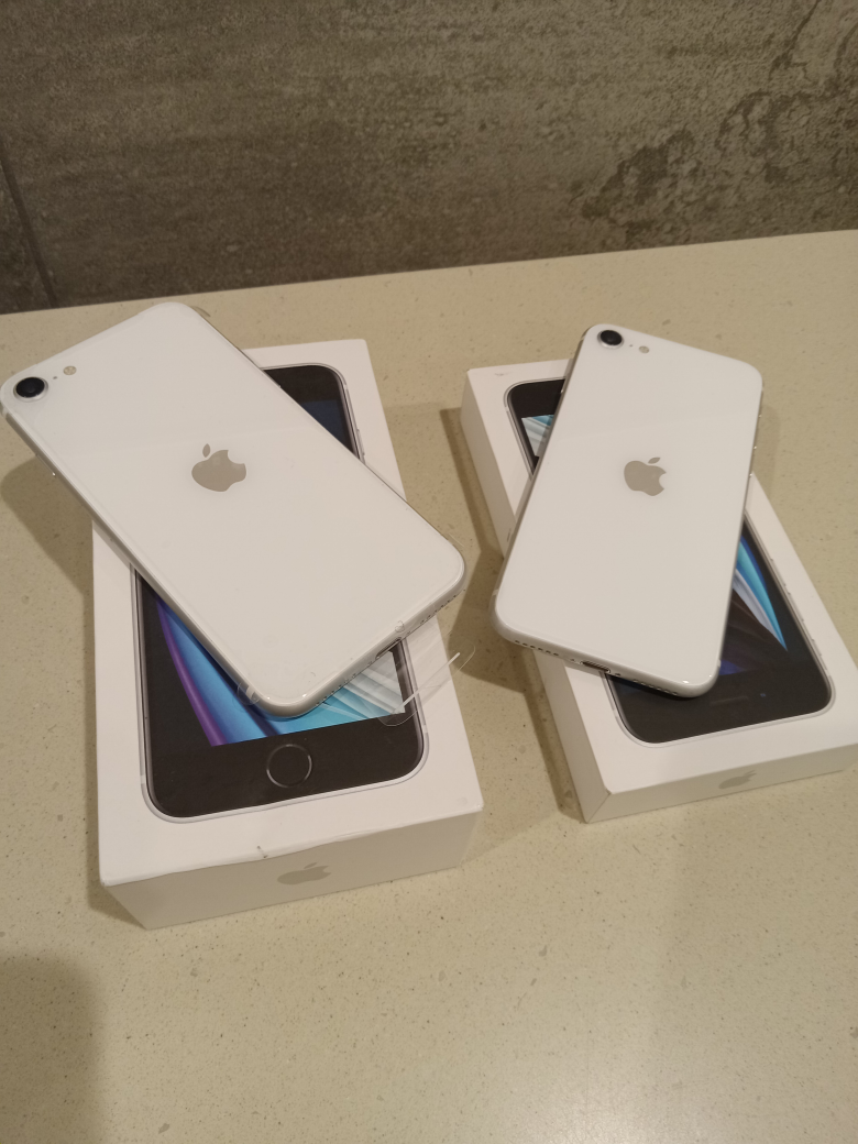 Two iPhones SE (2021) - photo 3
