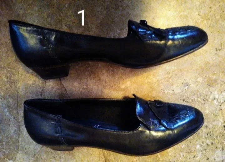 5 Pairs of Women's Shoes - Assorted Styles and Sizes image indicator(3)