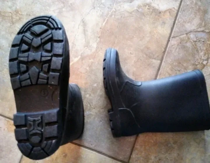 Like-New Kid's Rainboots image indicator(2)