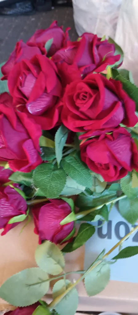 A lot of 100 Artificial Red Roses image indicator(5)