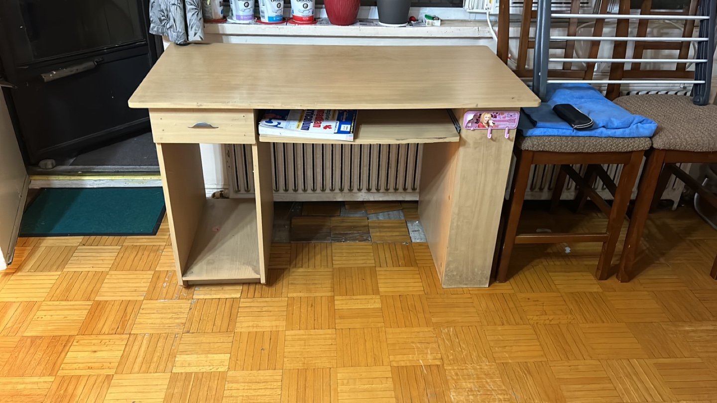 Computer desk with keyboard tray