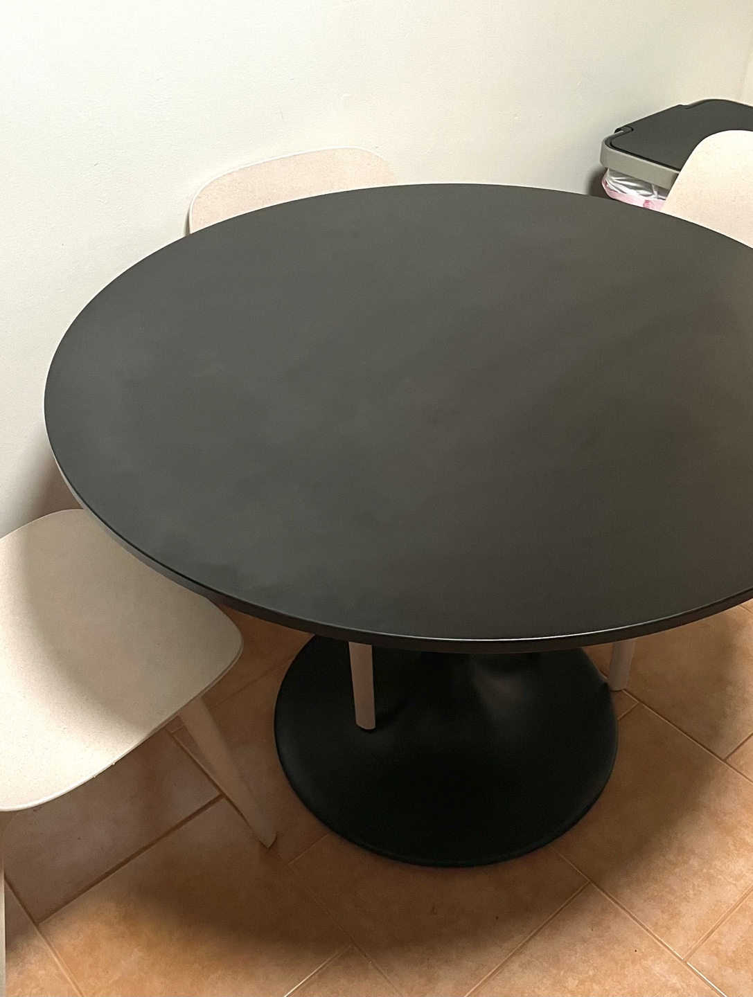 Round Black Dining Table - photo 4