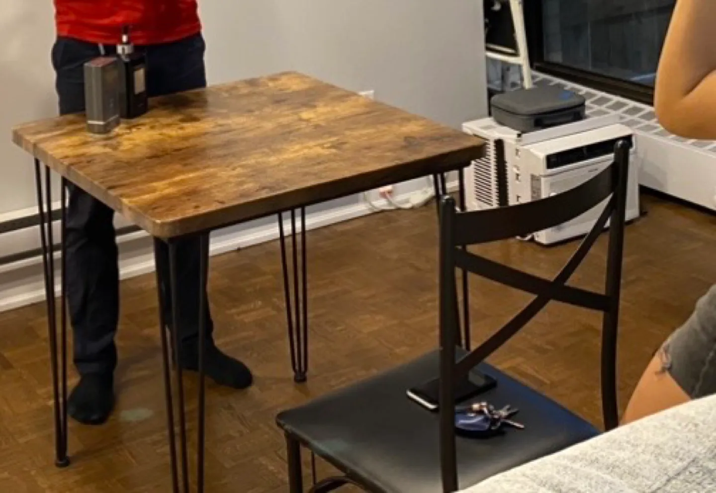 Square Table with chairs image indicator(3)