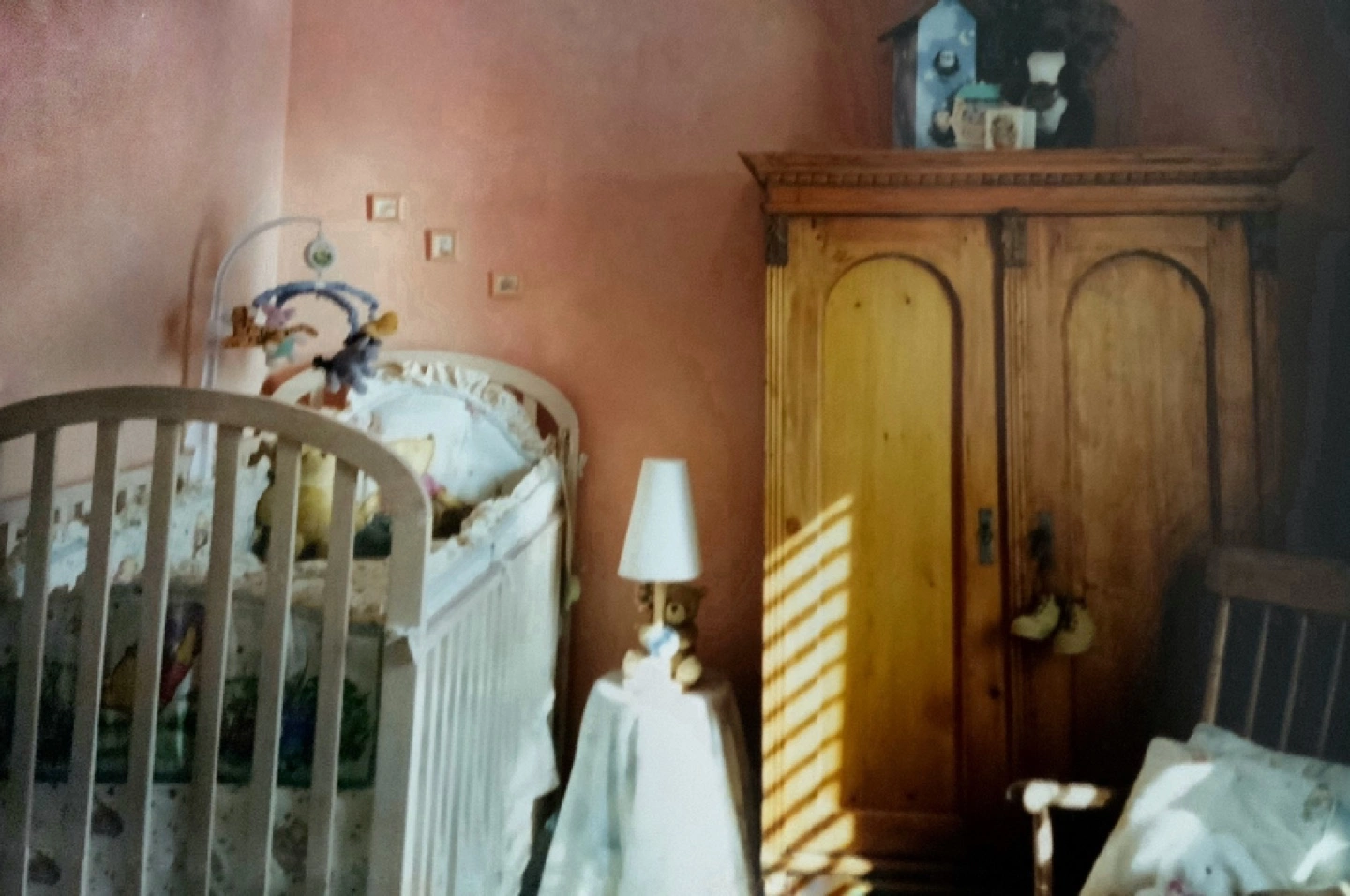 ⭐️Beautiful, solid oak wood crib made in Canada Karrot