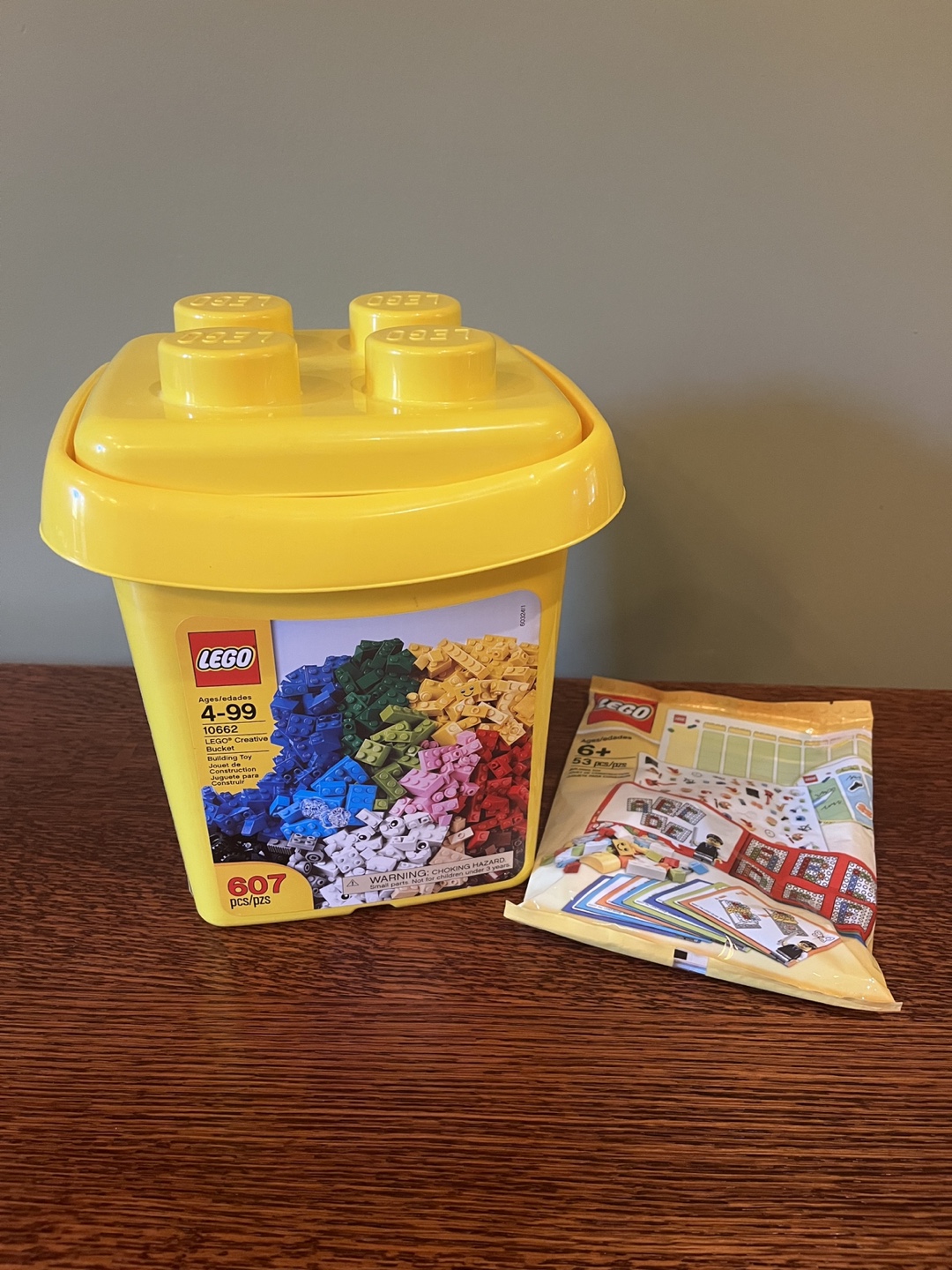 LEGO Creative Bucket 10662 (607 pieces) + LEGO VIP polybag