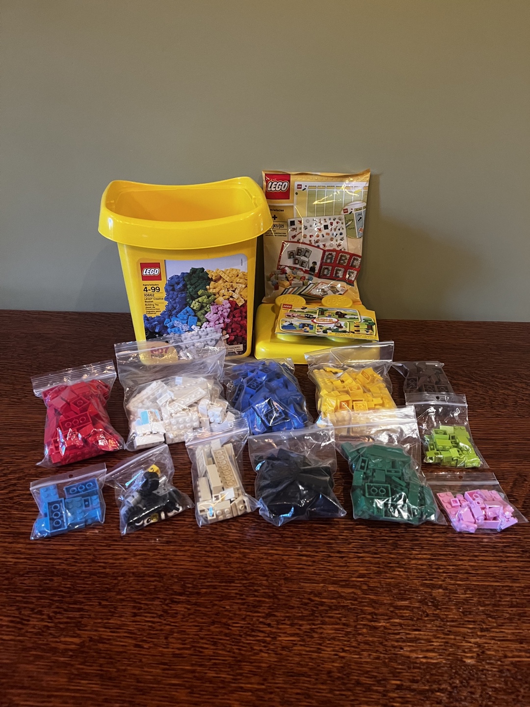 LEGO Creative Bucket 10662 (607 pieces) + LEGO VIP polybag - photo 2